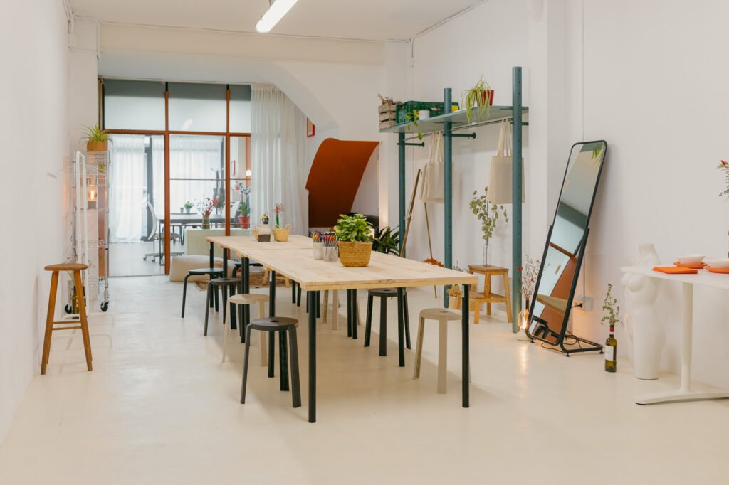Zona de taller con mesa de trabajo en un ambiente acogedor