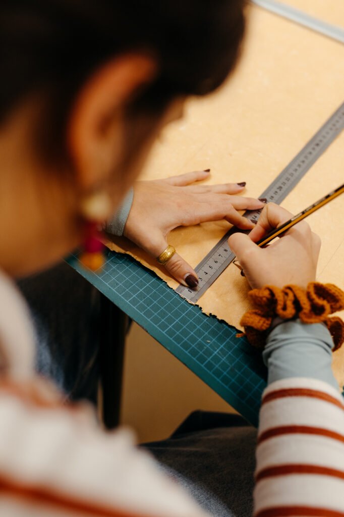 Detalle de herramientas y materiales utilizados en un taller de encuadernación
