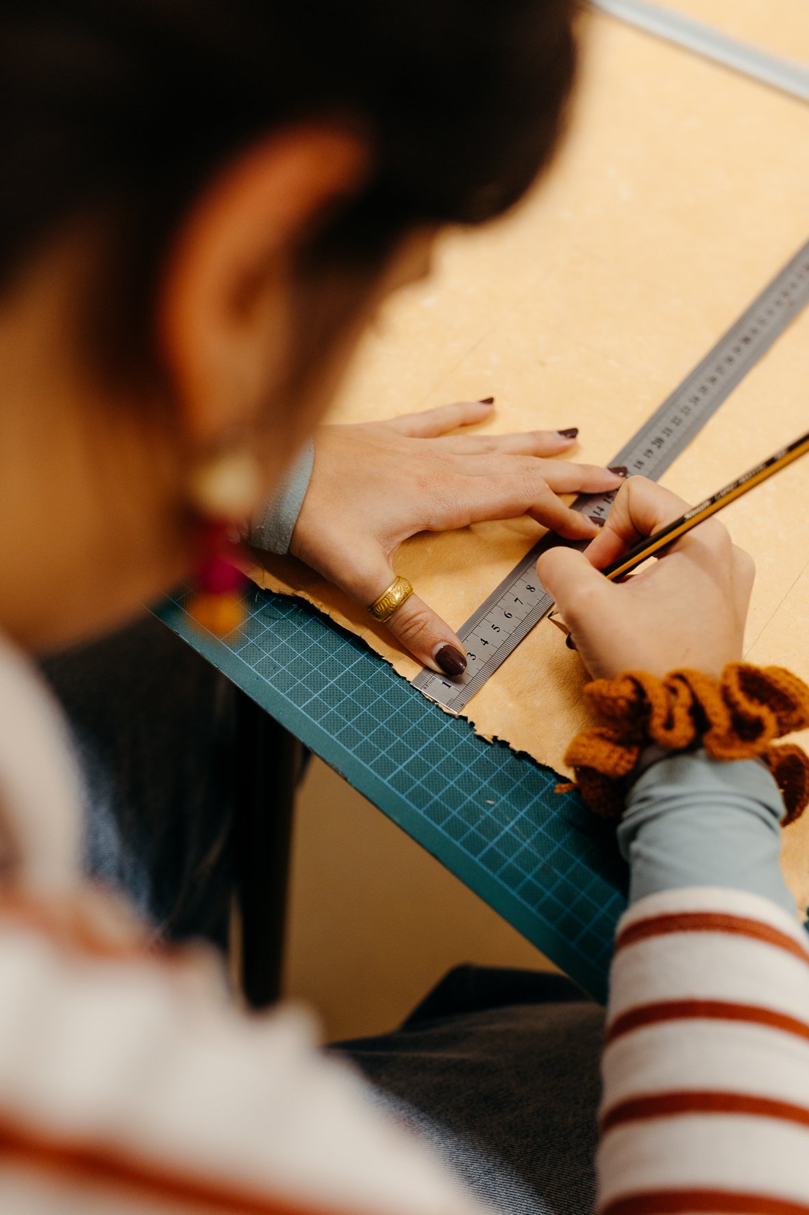 Detall d’eines i materials utilitzats en un taller d’encuadernació