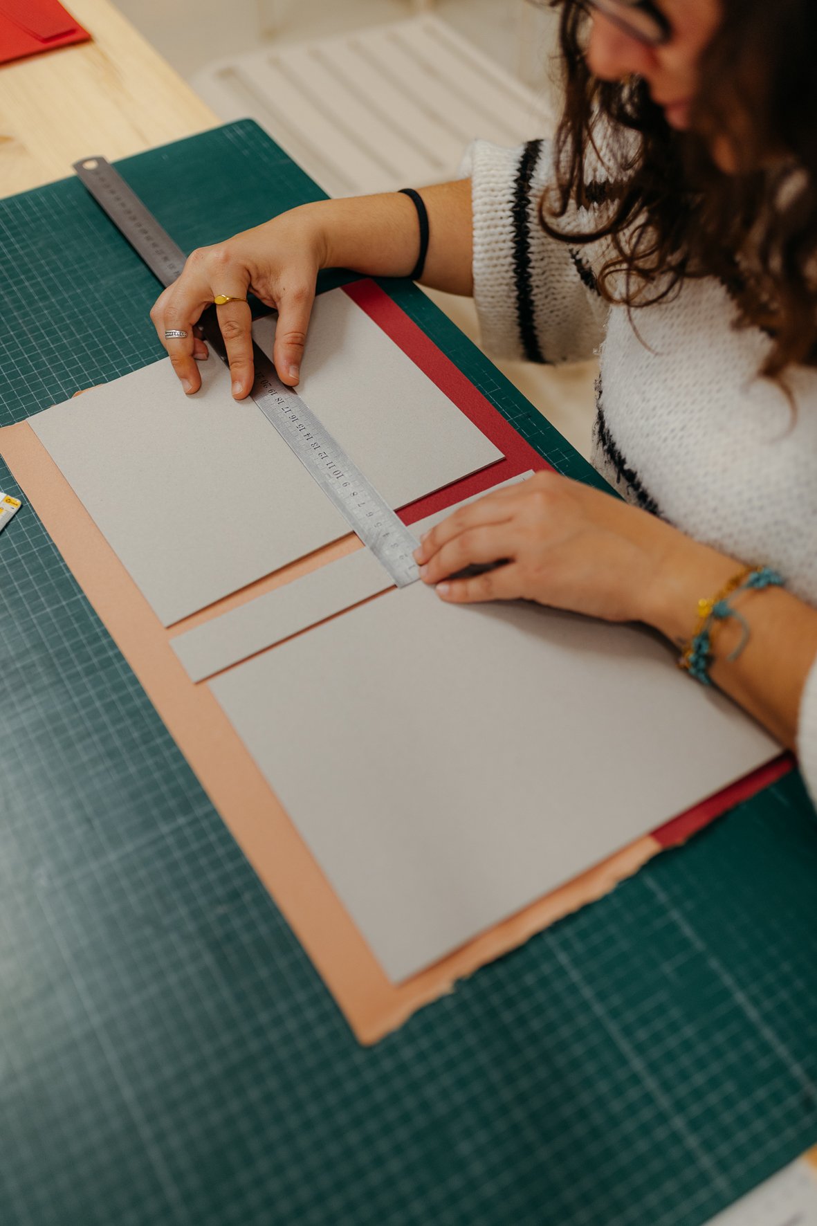 Detall d’eines i materials utilitzats en un taller d’encuadernació