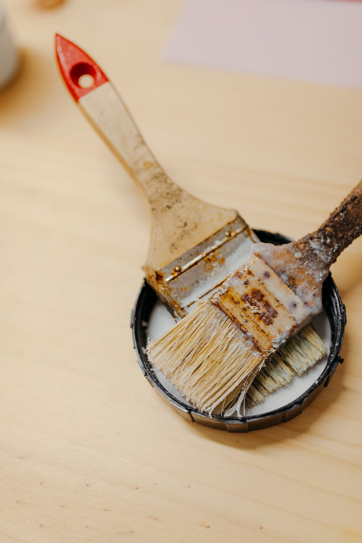 Detall d’eines i materials utilitzats en un taller d’encuadernació