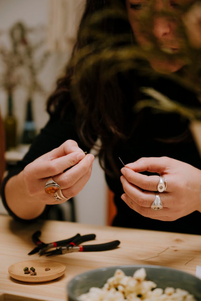 Taller Joietes i Vi a la Taula Espai Creatiu crear mans