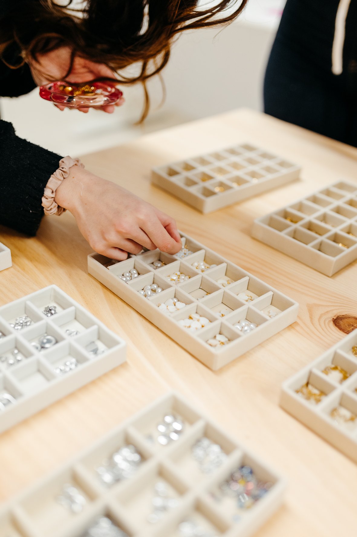 Detall de taller de charms a l'espai la Taula