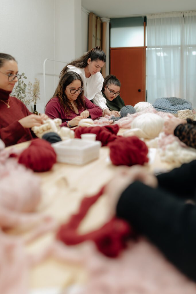 Espai del taller de handkitting a l'espai la Taula amb participants treballant tranquil·lament