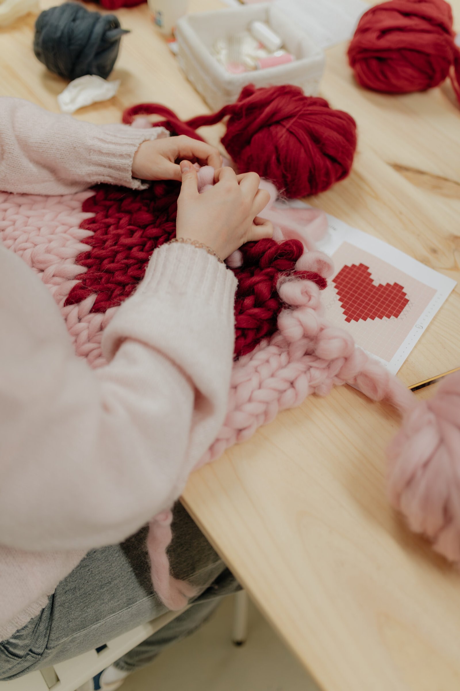 Espai del taller de handkitting a l'espai la Taula amb participants treballant tranquil·lament