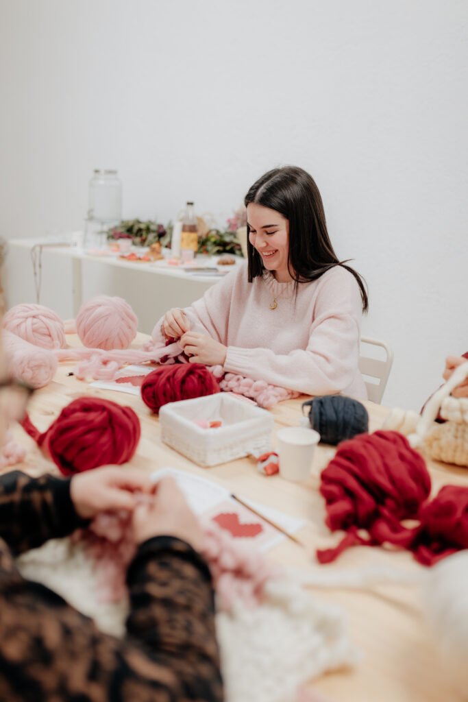 Espai del taller de handkitting a l'espai la Taula amb participants treballant tranquil·lament