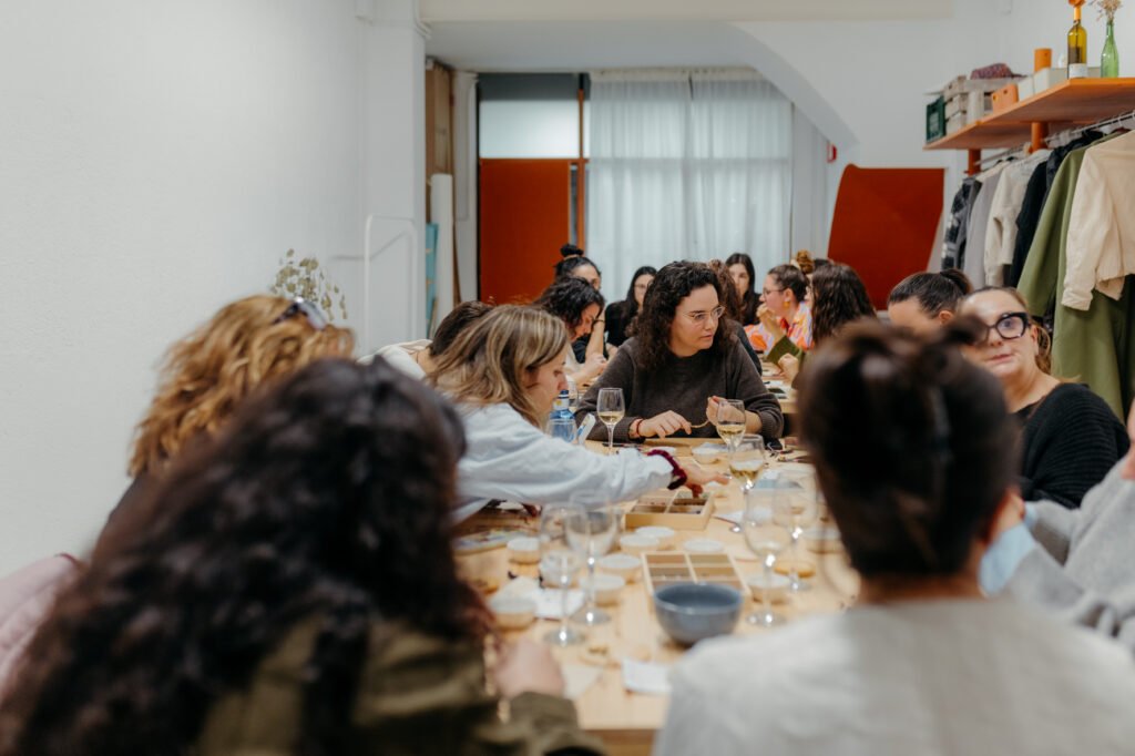 espai creatiu a Granollers amb persones participant en un taller creatiu