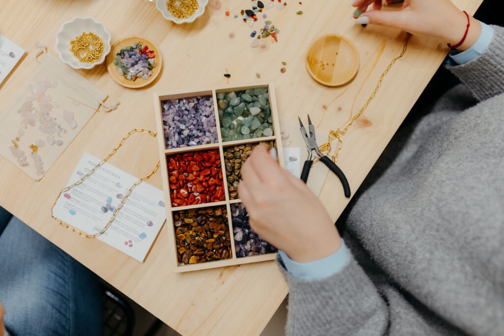 tallers de manualitats per adults en un espai creatiu a Granollers